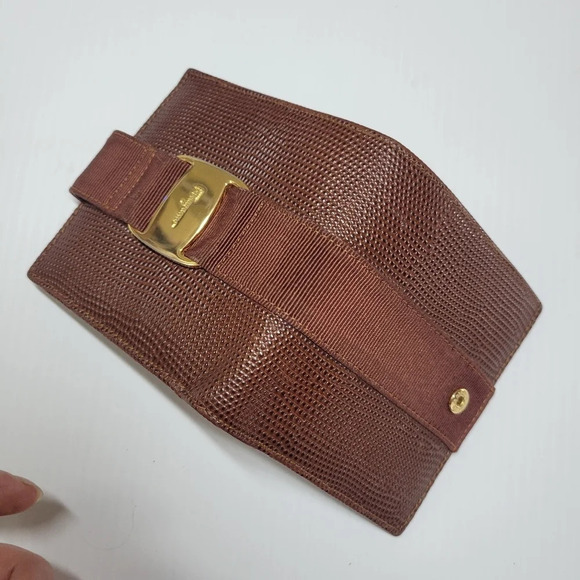 Vintage Salvatore Ferragamo brown embossed leather bifold wallet - Picture 6 of 10